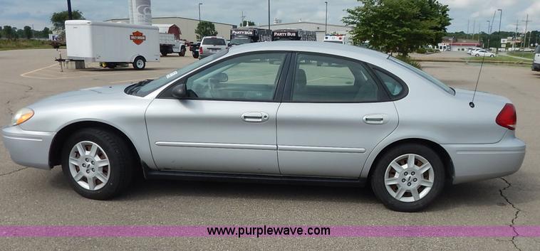image for item J3858 2006 Ford Taurus