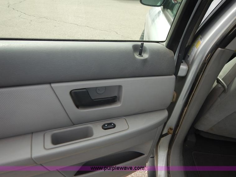 image for item J3858 2006 Ford Taurus