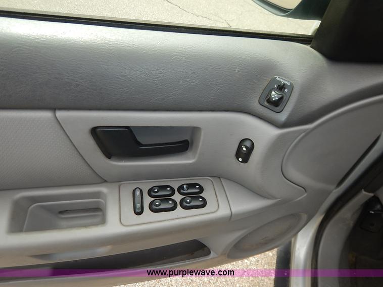 image for item J3858 2006 Ford Taurus