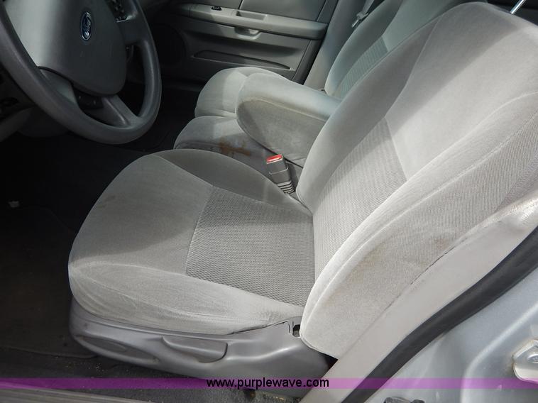 image for item J3858 2006 Ford Taurus