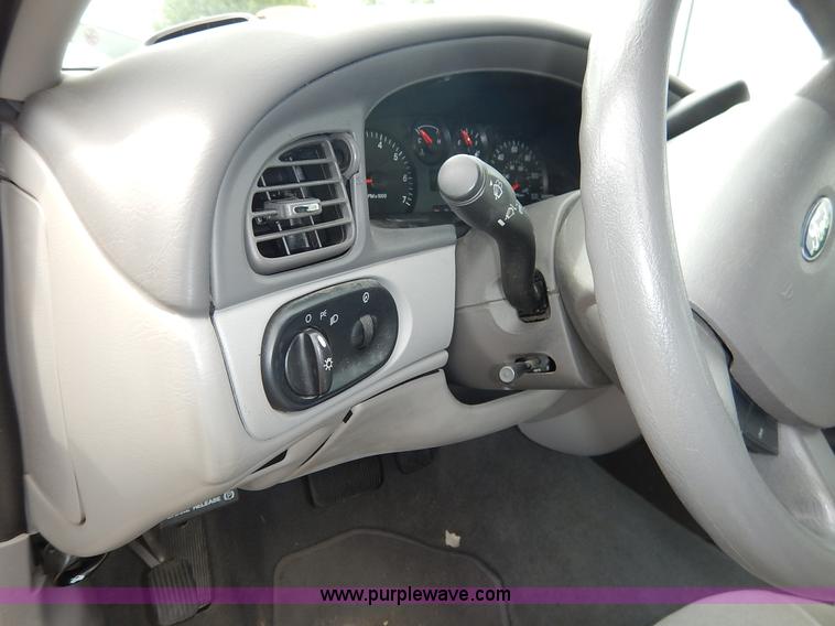 image for item J3858 2006 Ford Taurus