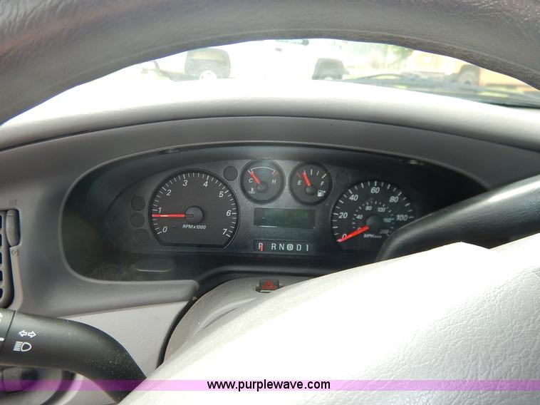 image for item J3858 2006 Ford Taurus