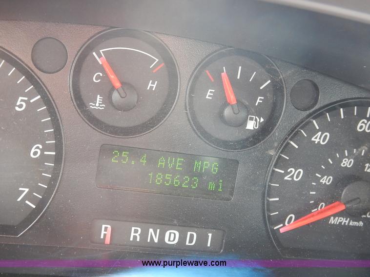 image for item J3858 2006 Ford Taurus