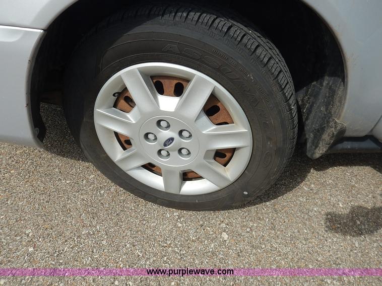 image for item J3858 2006 Ford Taurus