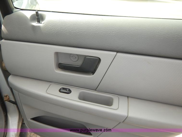 image for item J3858 2006 Ford Taurus