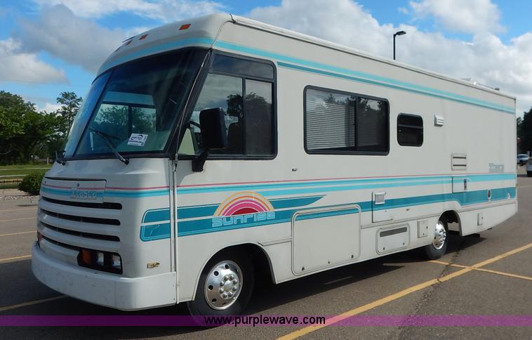 image for item J3865 1992 Chevrolet P30 Winnegbago Brave