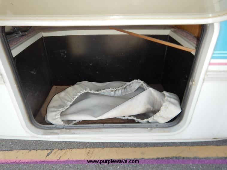 image for item J3865 1992 Chevrolet P30 Winnegbago Brave