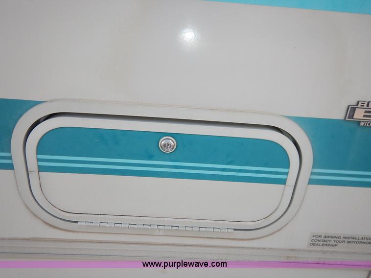 image for item J3865 1992 Chevrolet P30 Winnegbago Brave