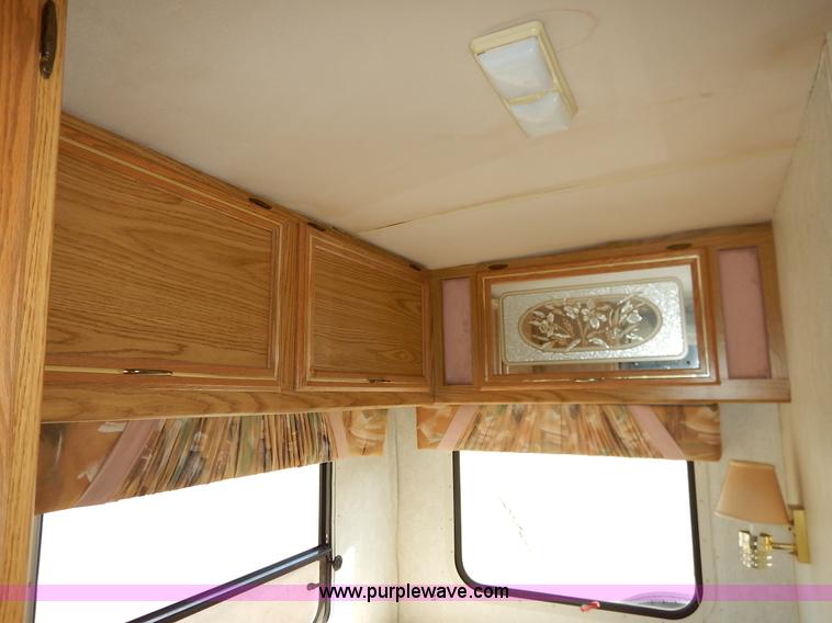 image for item J3865 1992 Chevrolet P30 Winnegbago Brave