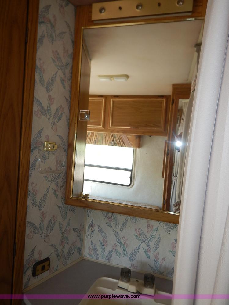 image for item J3865 1992 Chevrolet P30 Winnegbago Brave