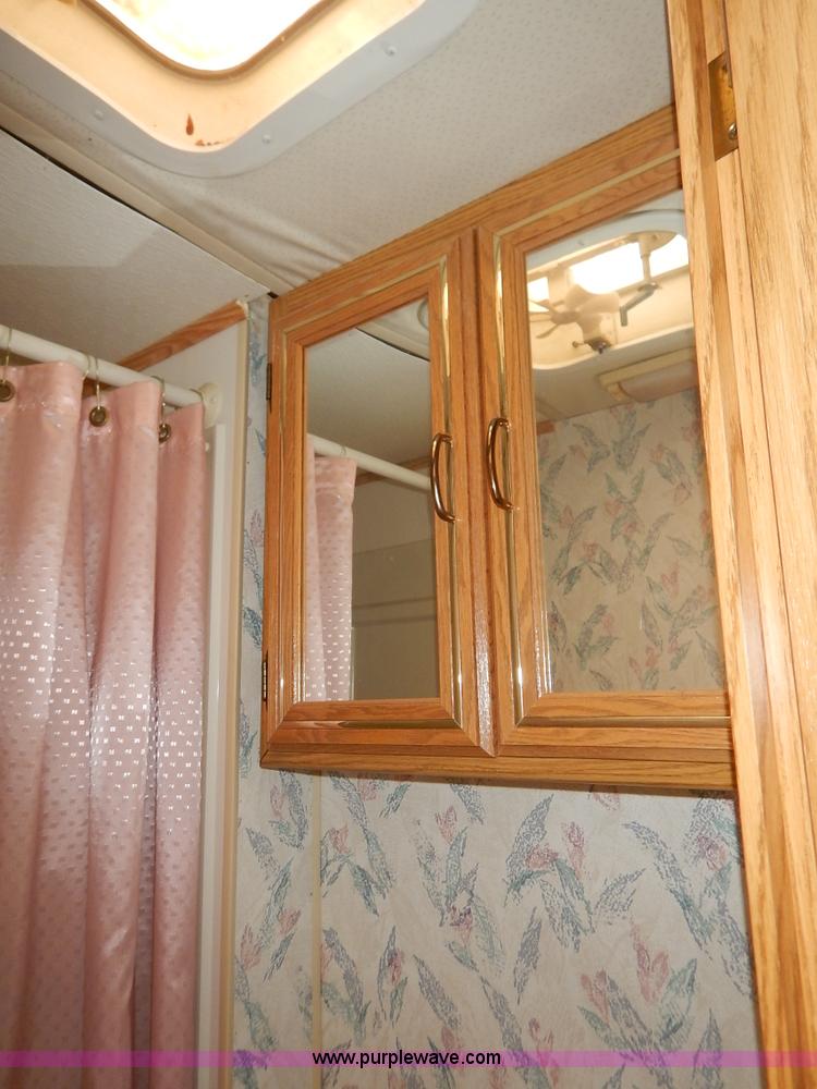 image for item J3865 1992 Chevrolet P30 Winnegbago Brave