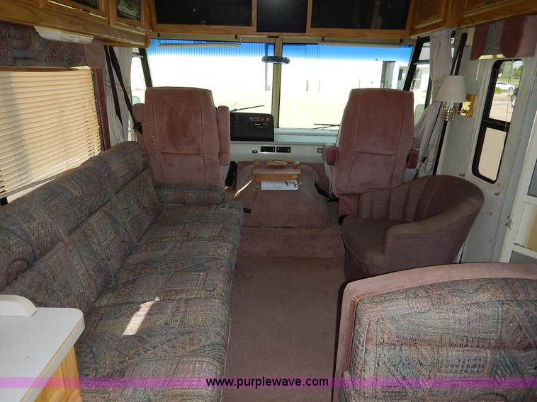 image for item J3865 1992 Chevrolet P30 Winnegbago Brave