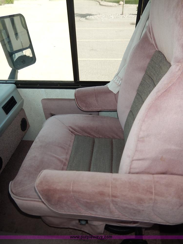 image for item J3865 1992 Chevrolet P30 Winnegbago Brave