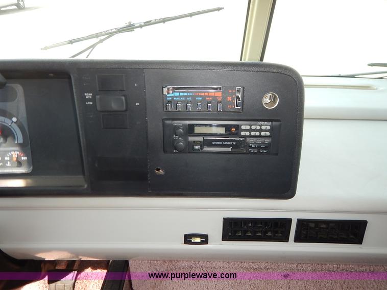 image for item J3865 1992 Chevrolet P30 Winnegbago Brave