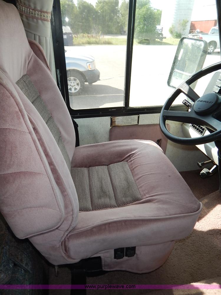 image for item J3865 1992 Chevrolet P30 Winnegbago Brave