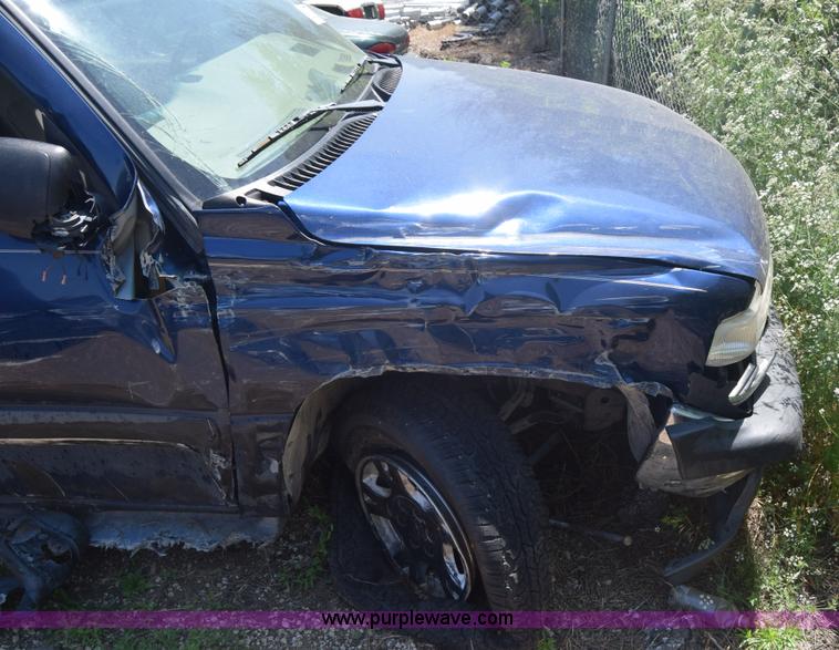 image for item J6528 2002 Chevrolet Suburban 1500 SUV