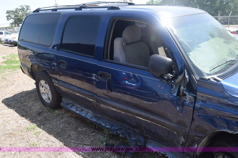image for item J6528 2002 Chevrolet Suburban 1500 SUV