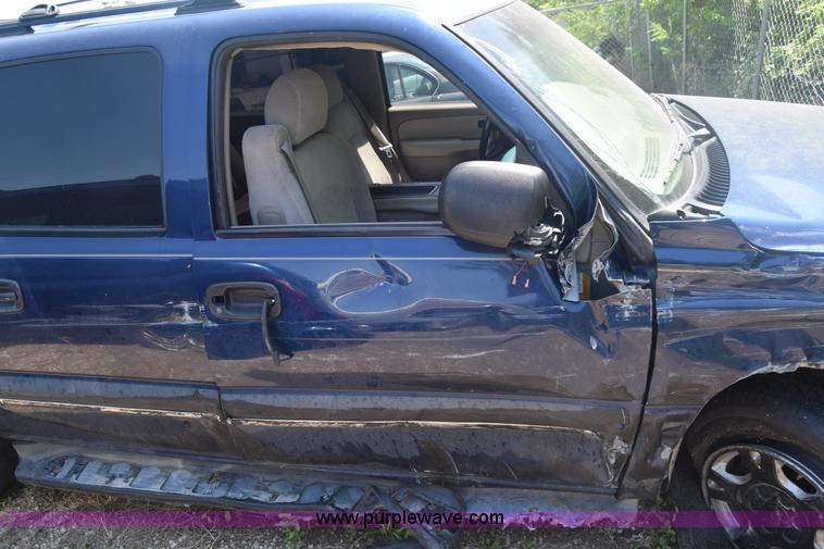 image for item J6528 2002 Chevrolet Suburban 1500 SUV