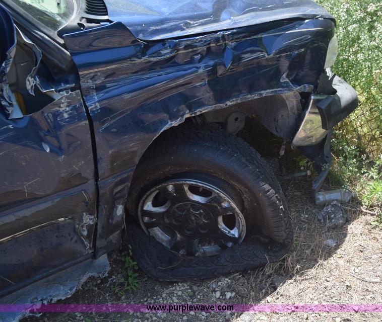 image for item J6528 2002 Chevrolet Suburban 1500 SUV