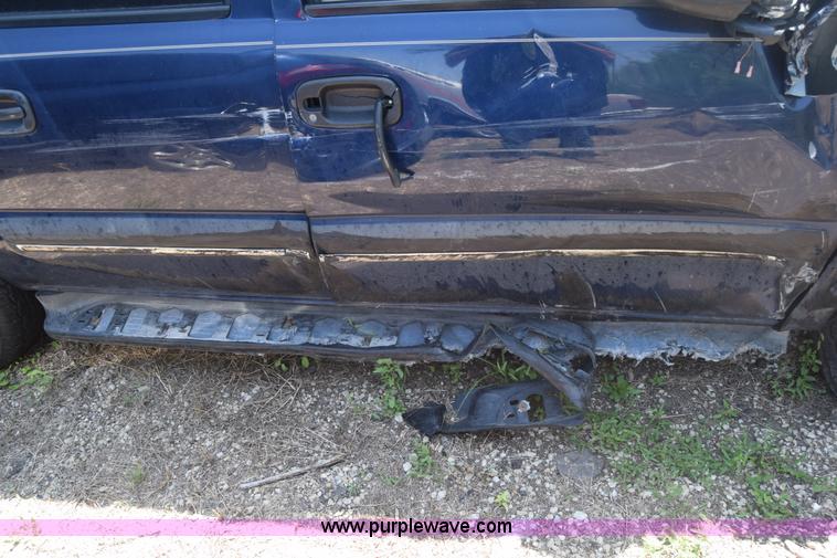 image for item J6528 2002 Chevrolet Suburban 1500 SUV