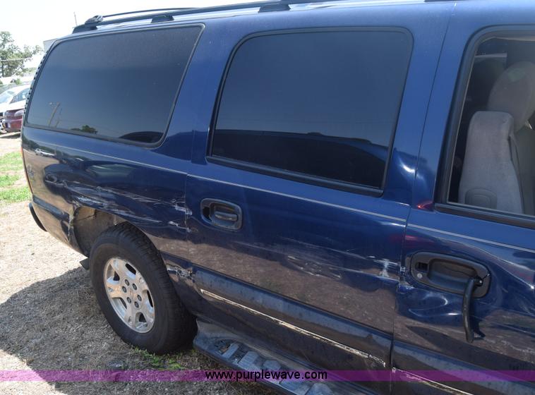 image for item J6528 2002 Chevrolet Suburban 1500 SUV
