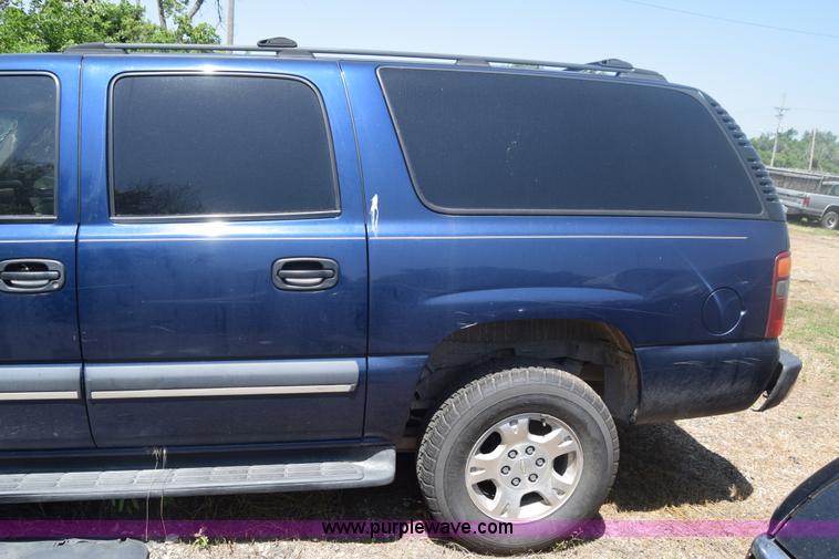 image for item J6528 2002 Chevrolet Suburban 1500 SUV