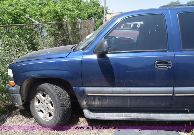 image for item J6528 2002 Chevrolet Suburban 1500 SUV