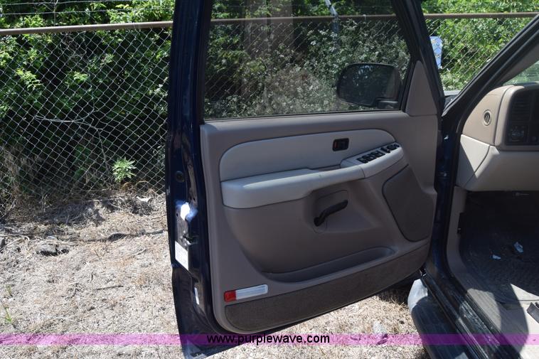 image for item J6528 2002 Chevrolet Suburban 1500 SUV