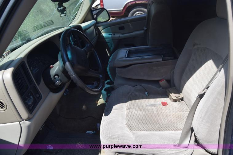 image for item J6528 2002 Chevrolet Suburban 1500 SUV