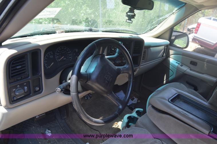 image for item J6528 2002 Chevrolet Suburban 1500 SUV