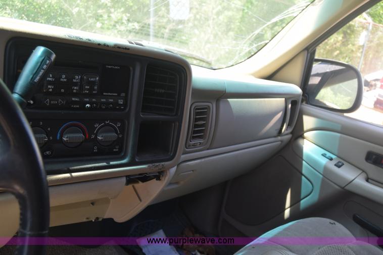 image for item J6528 2002 Chevrolet Suburban 1500 SUV