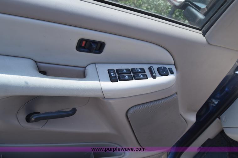 image for item J6528 2002 Chevrolet Suburban 1500 SUV