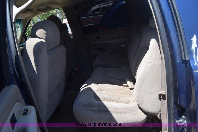 image for item J6528 2002 Chevrolet Suburban 1500 SUV