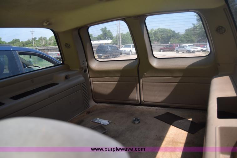 image for item J6528 2002 Chevrolet Suburban 1500 SUV