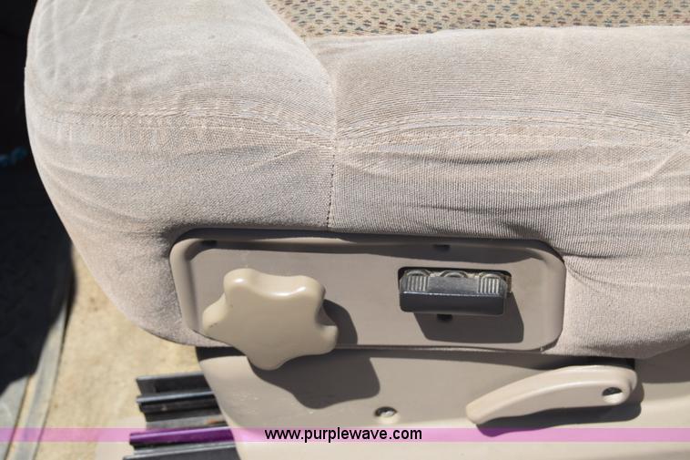 image for item J6528 2002 Chevrolet Suburban 1500 SUV