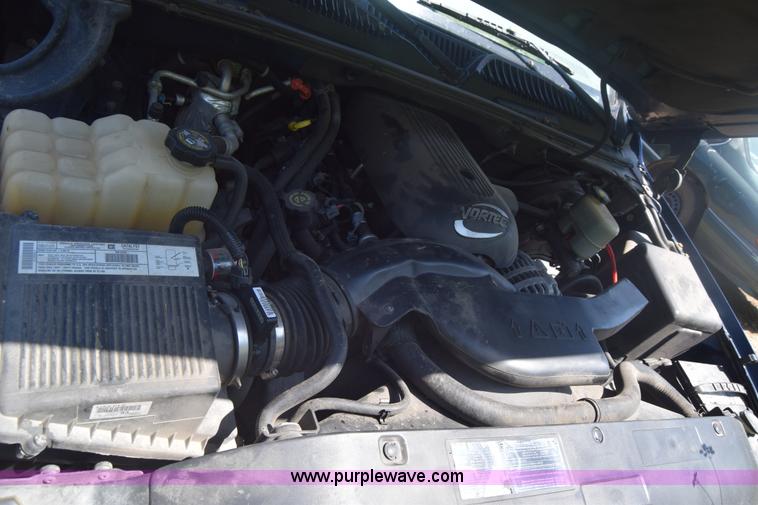 image for item J6528 2002 Chevrolet Suburban 1500 SUV