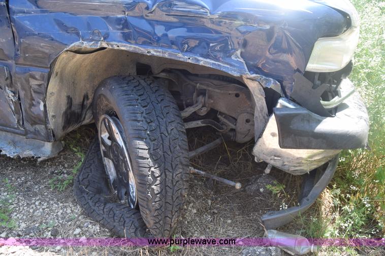 image for item J6528 2002 Chevrolet Suburban 1500 SUV