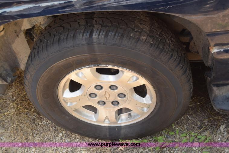 image for item J6528 2002 Chevrolet Suburban 1500 SUV