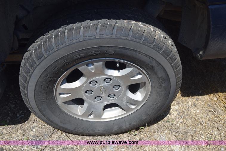 image for item J6528 2002 Chevrolet Suburban 1500 SUV