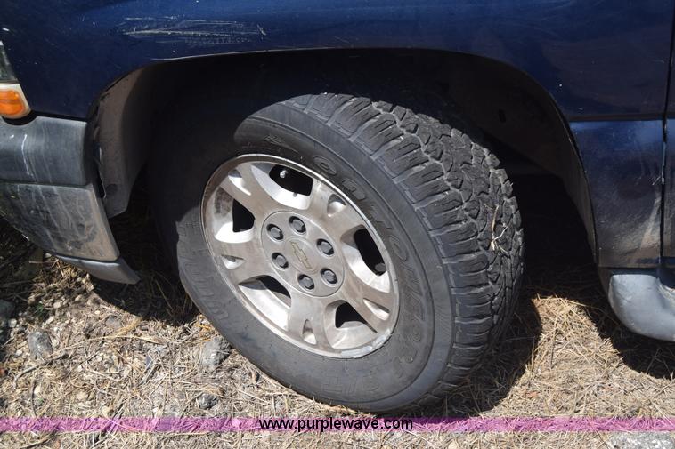 image for item J6528 2002 Chevrolet Suburban 1500 SUV