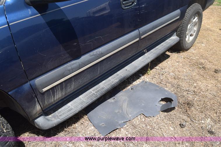 image for item J6528 2002 Chevrolet Suburban 1500 SUV