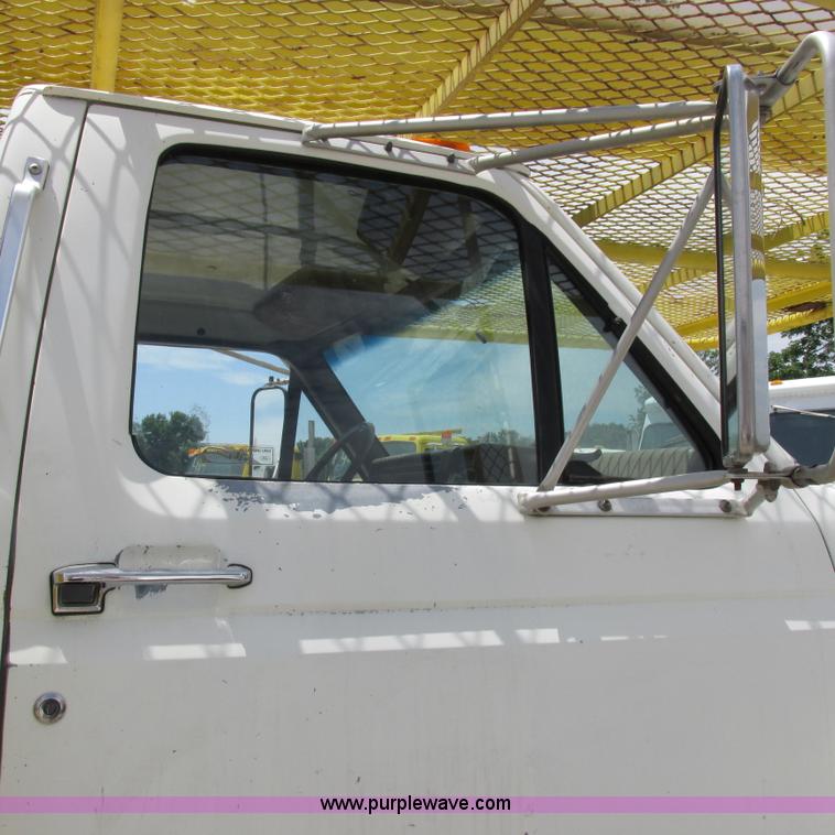 image for item K2162 1993 Ford F700 bucket truck