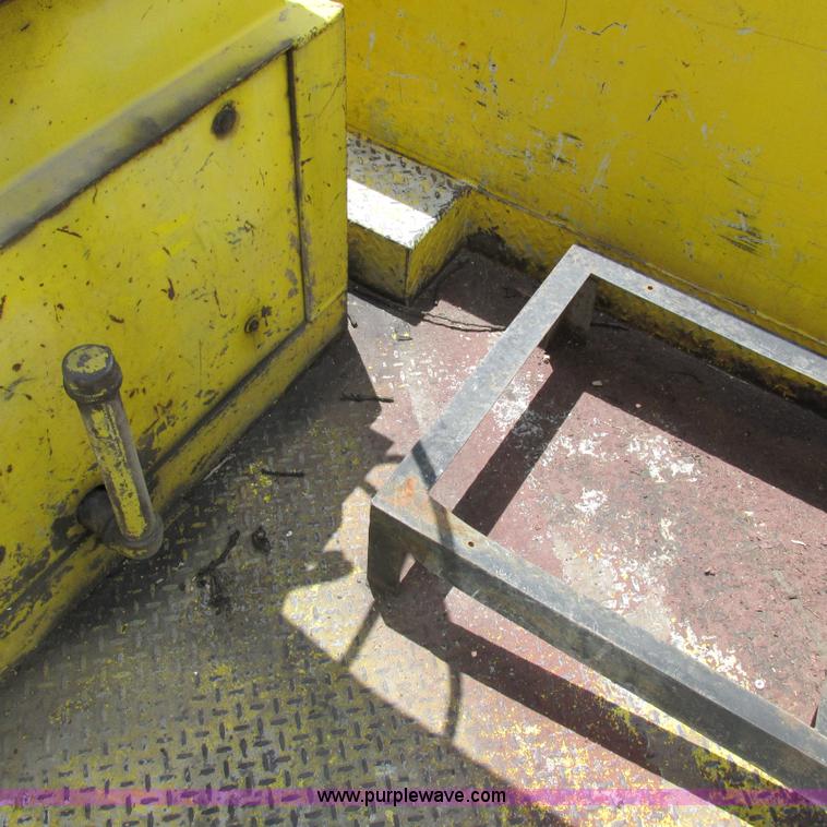 image for item K2162 1993 Ford F700 bucket truck