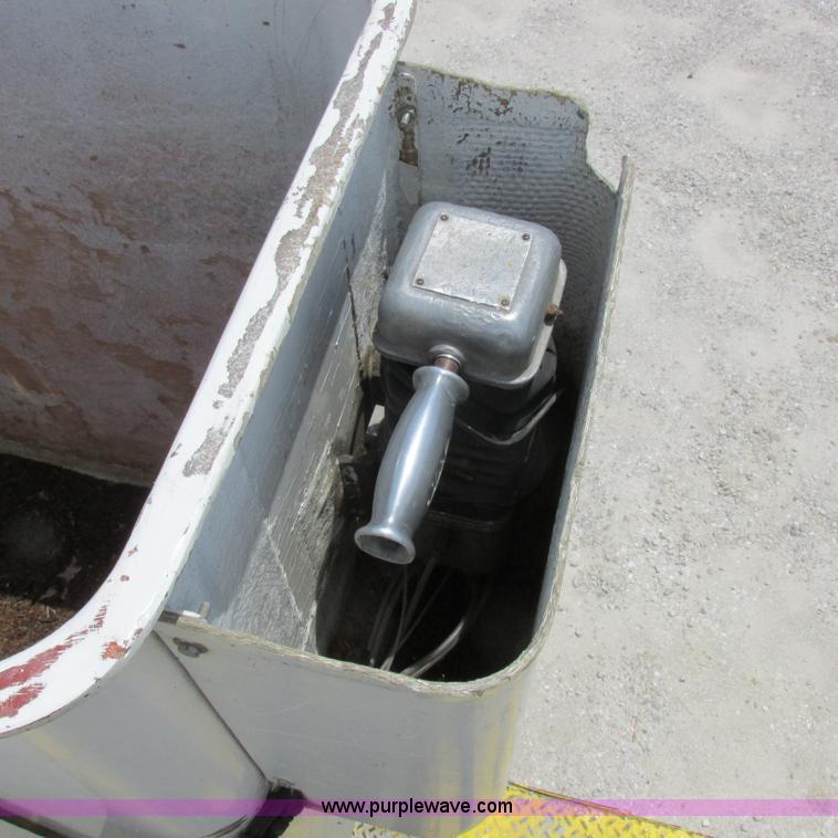 image for item K2162 1993 Ford F700 bucket truck