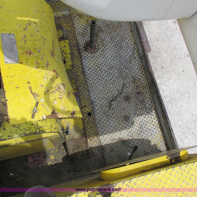 image for item K2162 1993 Ford F700 bucket truck