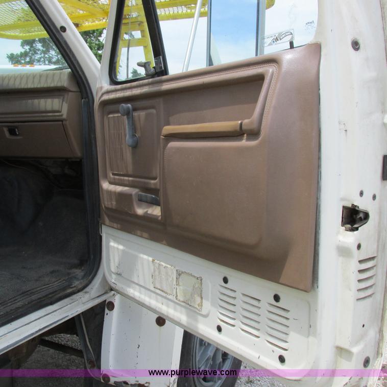 image for item K2162 1993 Ford F700 bucket truck
