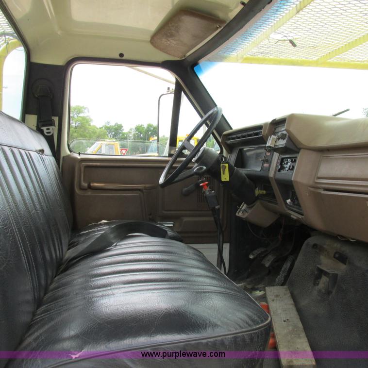 image for item K2162 1993 Ford F700 bucket truck