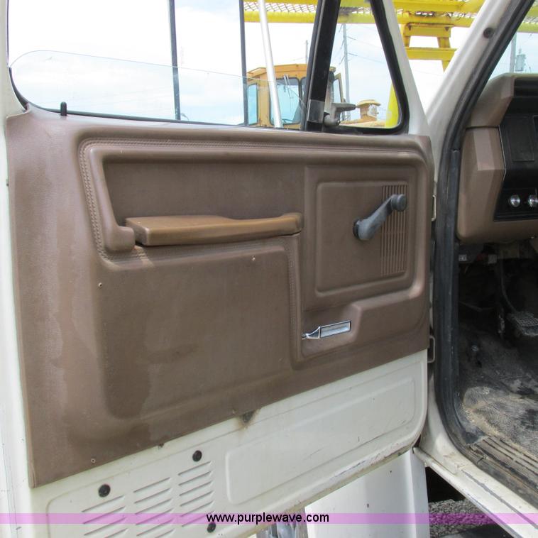image for item K2162 1993 Ford F700 bucket truck
