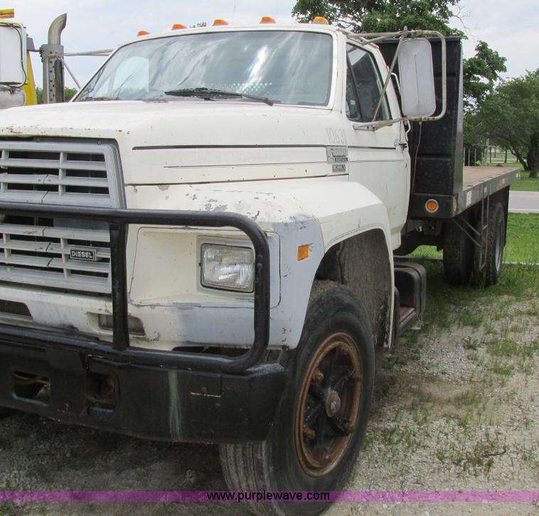 image for item K2163 1988 Ford F600 flatbed truck