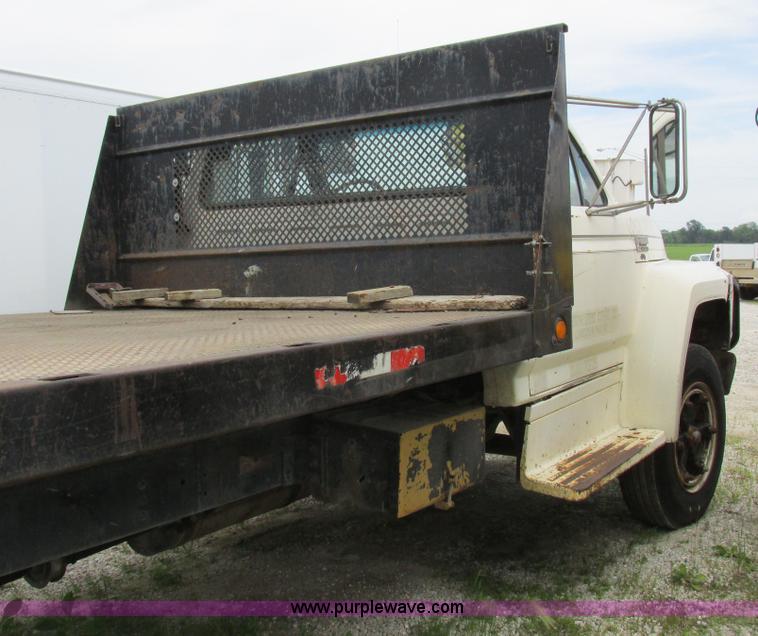 image for item K2163 1988 Ford F600 flatbed truck